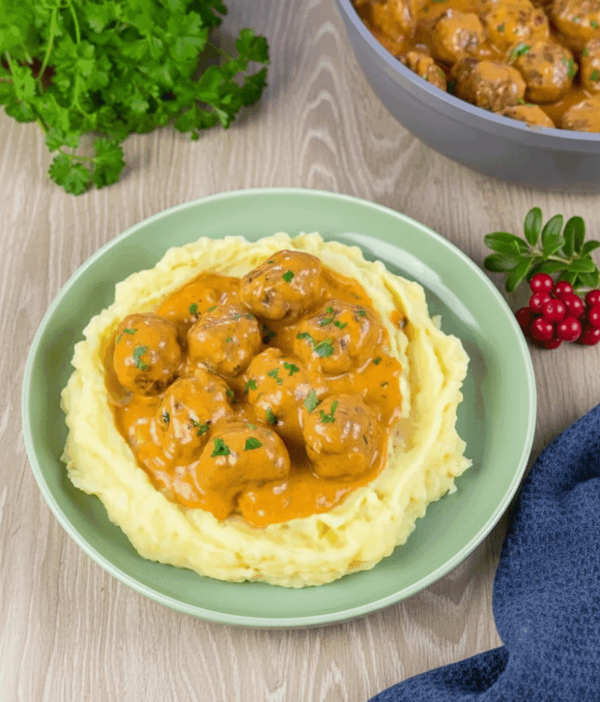 Saftige Hackbällchen in cremiger Sauce mit Kartoffelpüree – Ein Wohlfühlgericht für die ganze Familie 30 Generated Image November 18 2025 12 12PM e1763464870726