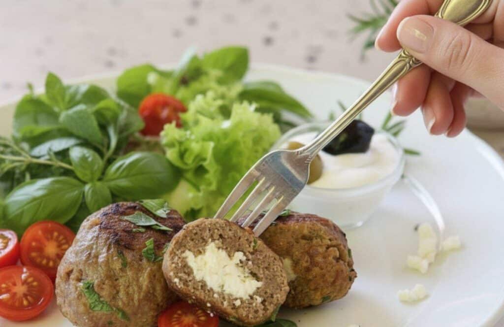 Bifteki mit cremiger Schafskäsefüllung – griechischer Genuss für zu Hause 31 5906796092320320305 121