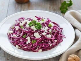 Knackiger Rotkohlsalat mit Schafskäse – frisch, würzig und vielseitig 48 5918264754512268165 121